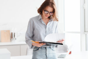 A woman comparing if a bank mortgage or broker is best for her